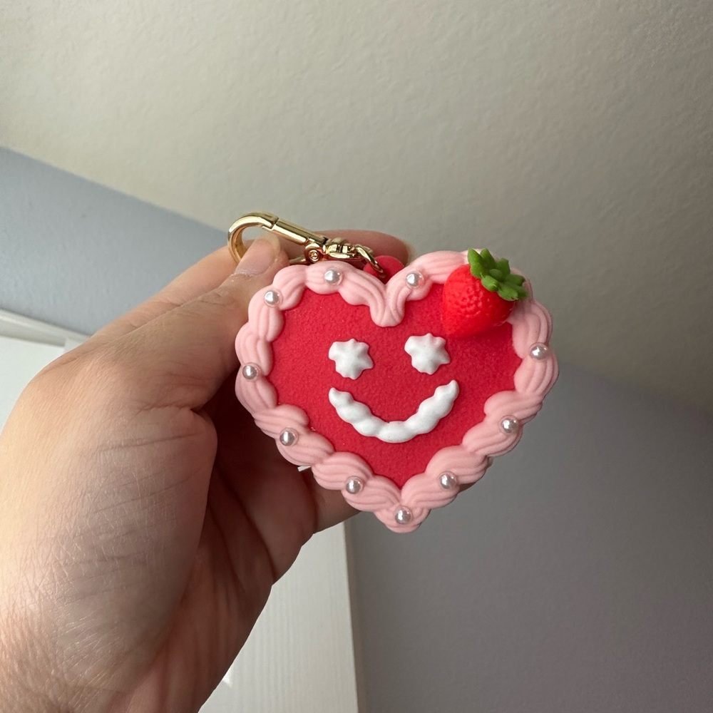 Bath and body works Valentine’s heart face pearl keychain